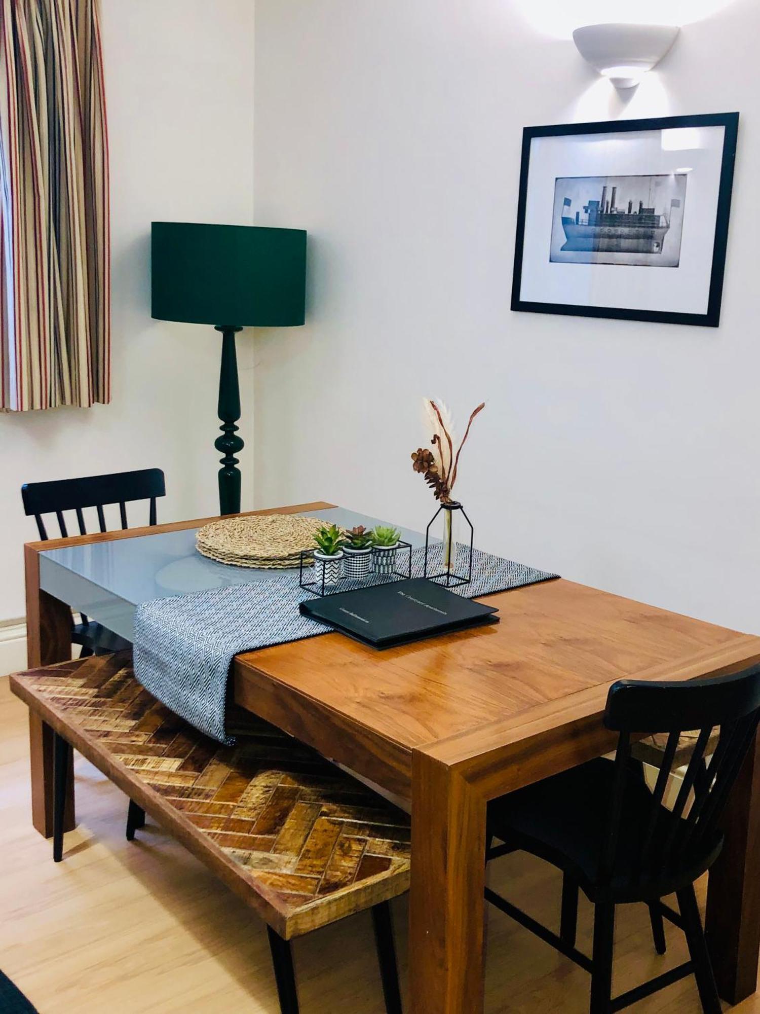 Contemporary Large Apartment In An Ideal Location บาธ ภายนอก รูปภาพ