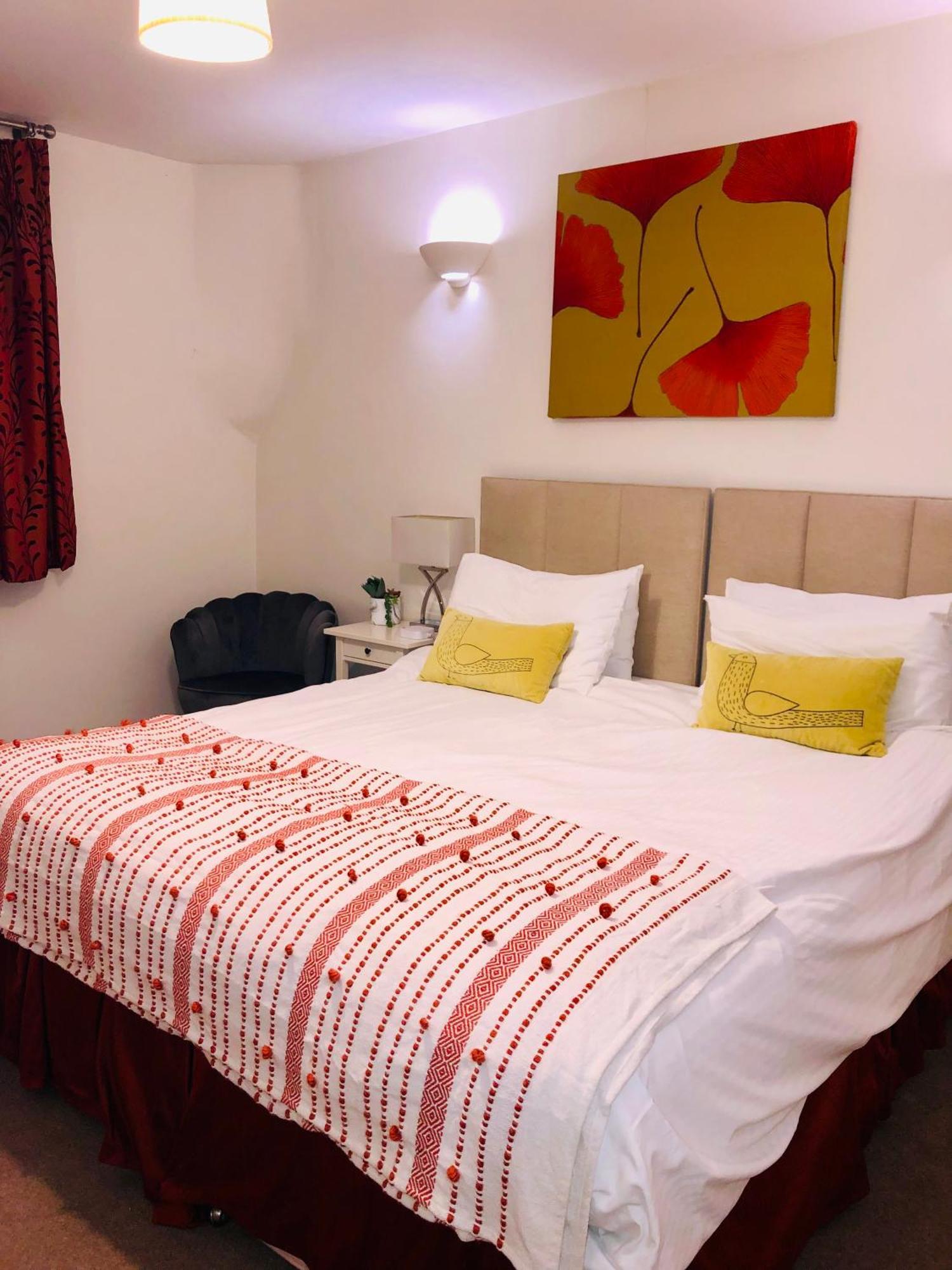Contemporary Large Apartment In An Ideal Location บาธ ภายนอก รูปภาพ
