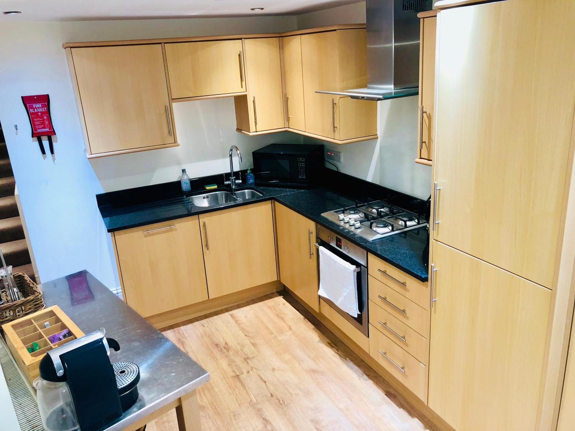 Contemporary Large Apartment In An Ideal Location บาธ ภายนอก รูปภาพ